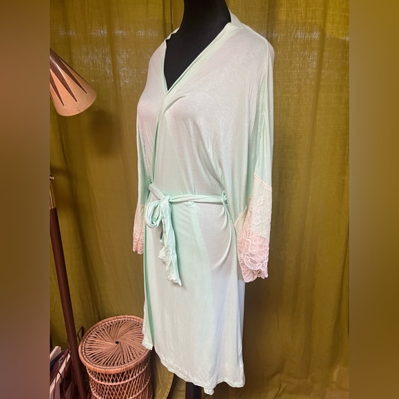 Wendy Glez Robe - Picture 5 of 8